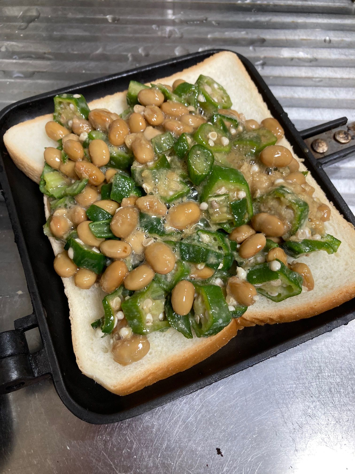 オクラ納豆ホットサンド